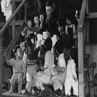 Gospodin Matsumoto sjedi sa grupom male djece na stepenicama zgrade. Ansel Easton Adams bio je američki