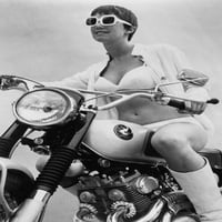 Elizabeth James u rođenim gubitnicima seksi zapisu u bikiniju na motociklističkom plakatu motocikla