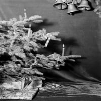 Božićno drvce sa poklonima i svijećama na granama Poster Print