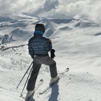 Skijaš pauzira na stazi da paze preko planina; Whistler, British Columbia, Kanada Poster Print