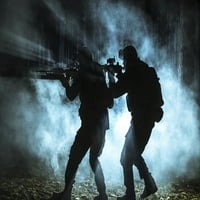 Osvjetljenje silueta par vojnika u dimu, krećući se u radu u borbi. Print postera Oleg Zabielin StockTrek
