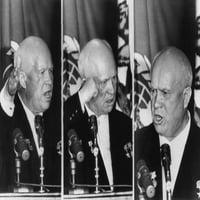 SOVIET PREMIER Nikita Khrushchev gestikulacije kao što reagira na L.A. Gradonačelnik Norris Poulson