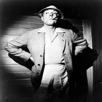 Jacques Tati kao monsier Hulot u svojoj šeširu i pušačkoj cijevi fotografije