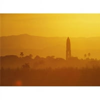 Posteranzi DPI1879294Lage Tower Silhouetted među narančastim planinama Poster Print, - Veliki