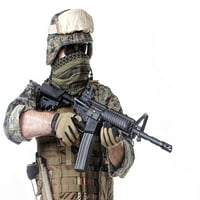 Studio snimak američkog gospodina opremljen puškom, kacigom i taktičkim rukavicama. Print postera Oleg