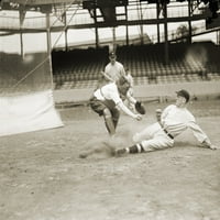 Baseball igra, C1915. Na trkač se klizi u kućni tanjur dok ga hvatač pokuša da ga označi tokom bejzbol