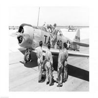 Pogled na stražnji dio četiri vojnika koji stoje u blizini borbenog aviona, T-Texan poster Print