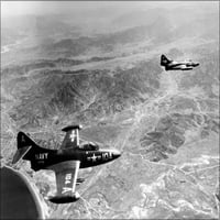 24 X36 Galerija, dva američka mornarica Grumman F9F-2B Panther Jets koji lete preko Wonsana i tarifnijom