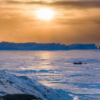 Ribolovni brodovi zima na Ilulissat Fjord-u koji se nalazi u diskoniranoj uvali Martin Zwick