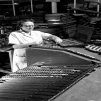 Massachusetts, Springfield, Westinghouse Electric Corporation, Ženski radnici koji rade na mašini u