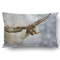 Leteća ptica plena u snježnoj šumi sa otvorenim krilima Akcijski scenski jastučni jastuk jastuk
