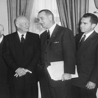 Predsjednik Eisenhower i budući predsjednici Lyndon Johnson i Richard Nixon. Bijela kuća ovalna kancelarija