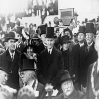 Potpredsjednik Calvin Coolidge ležao je kamen temeljac masonskog spomenika George Washingtonu. Grupa uključuje istoriju