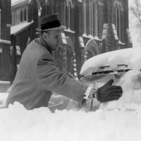 Čovjek za čišćenje automobila za snijeg