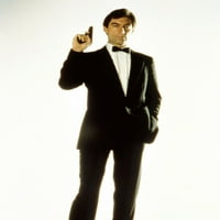 Timothy Dalton Suuve u Tuxedu drži pištolj kao Bond Living Dayals Plaster