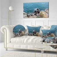 Plave vode u Art Provalert na jastuku za bacanje na krimskih poluotoka na plaži na krimskom poluotoku.