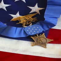 Medalja časti počiva na zastavi pored tridenta za pečat tokom priprema za print ceremonije dodjele nagrada
