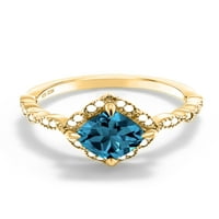 Gem Stone King 18K žuti pozlaćeni srebrni London Blue Topaz i moissitni solitaire prsten za žene